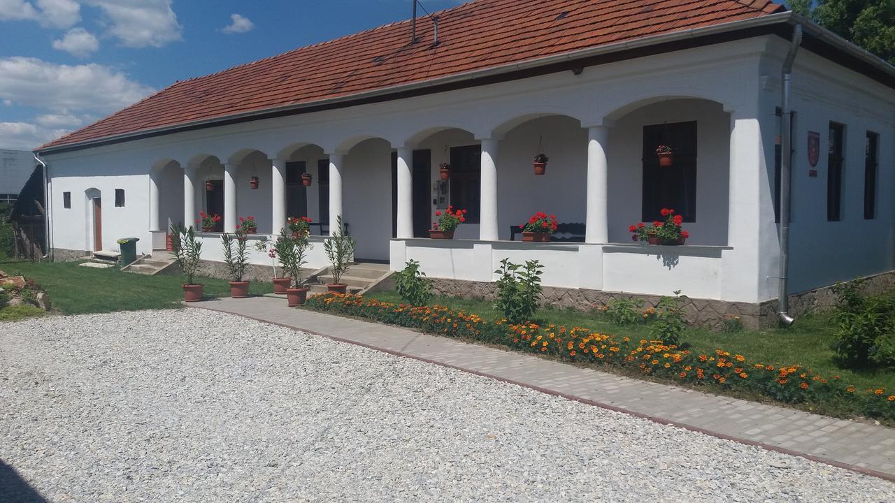 Heni Vendeghaza Hotel Vadna Exterior photo